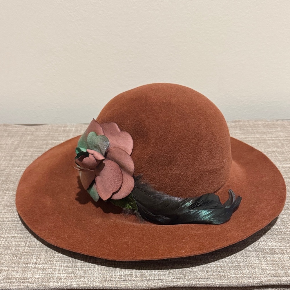 Elegant Brown Wool Hat with Floral Accent - Picture 2 of 4